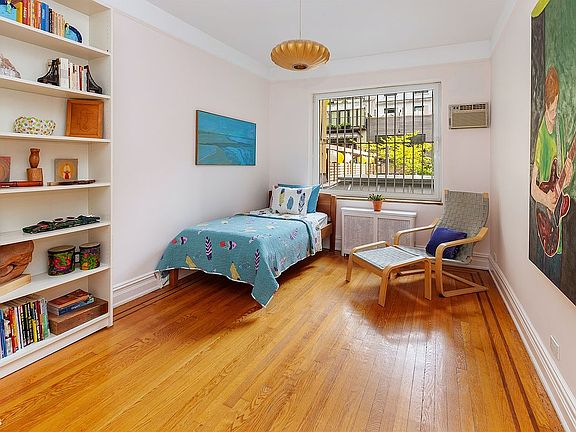 4th image of 240 E 33rd St Unit Townhouse