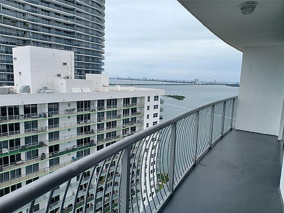 5th image of 1750 N Bayshore Dr APT 3909