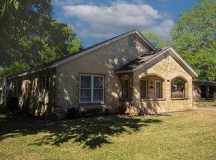 205 E Burbank St, Fredericksburg, TX 78624