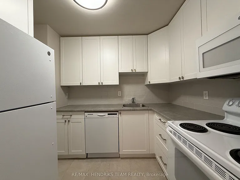 33 Leaside Dr #402 — Photo 2