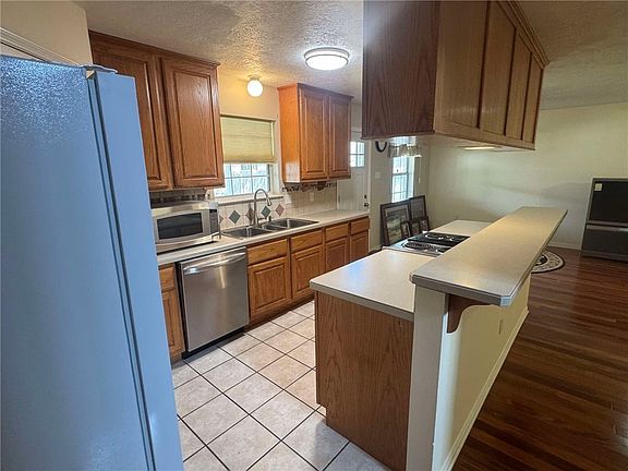 5th image of 609 Yorkshire Dr
