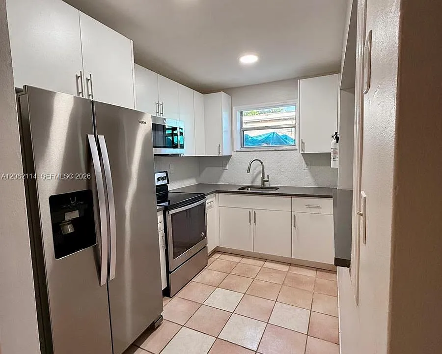 2433 SW 11th St