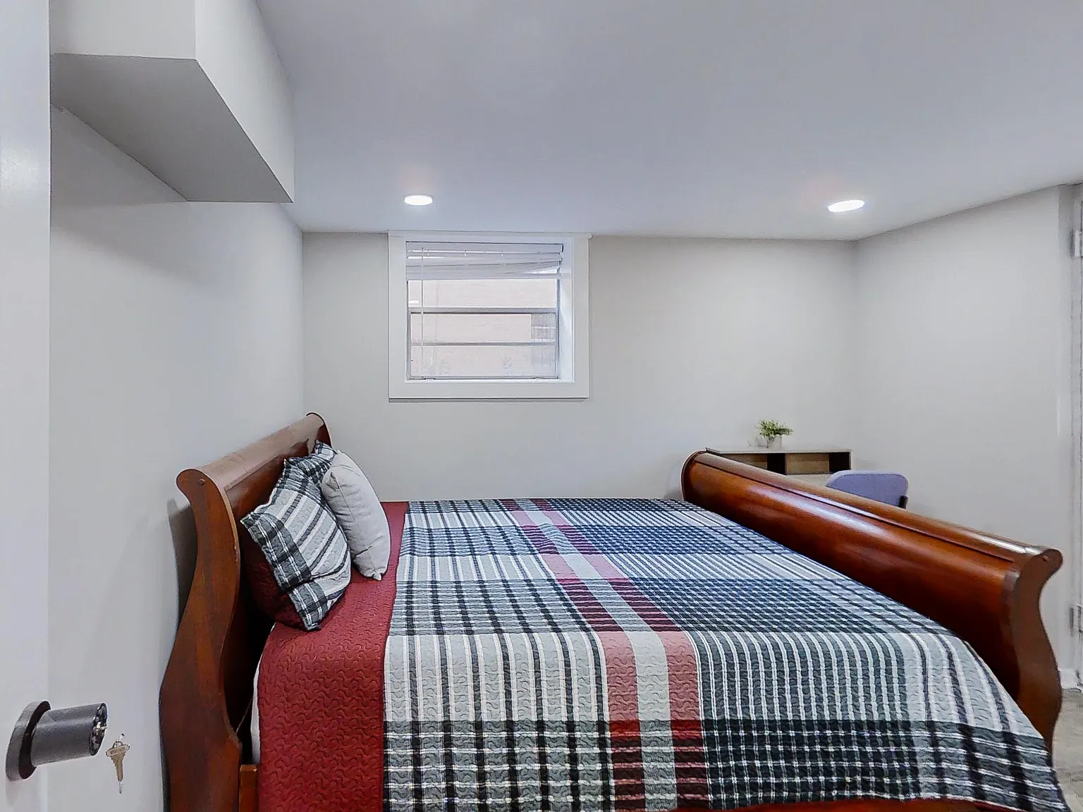 4 bed, 4.0 bath, $685 — Photo 2