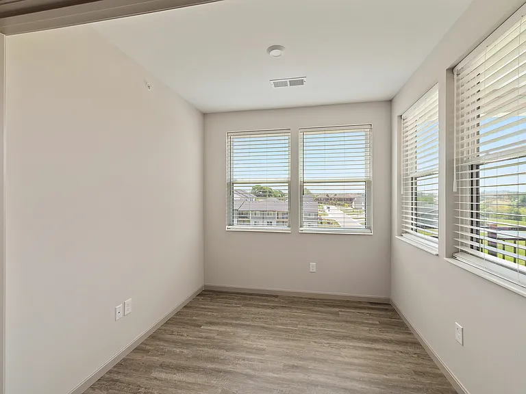 19Nineteen Promenade — Photo 85