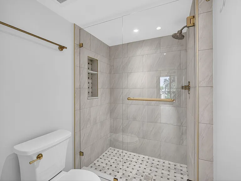 136 Lakeshore Dr — Photo 28