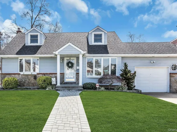 991 Ferngate Drive, Franklin Square, NY 11010