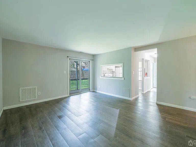 1612 Woodbridge Commons Way — Photo 7