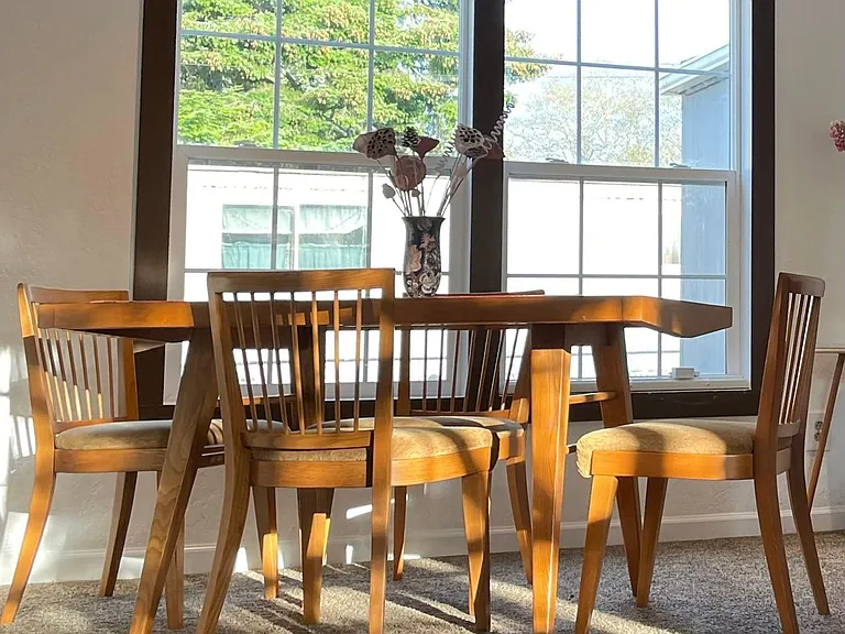 Dinning Room Table w/2 leaves and 6 chairs