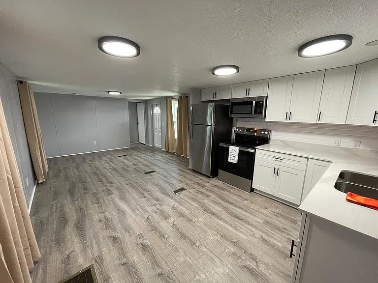 740 N Grady Ave — Photo 1