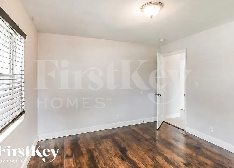 2550 NE 8th Ave — Photo 10