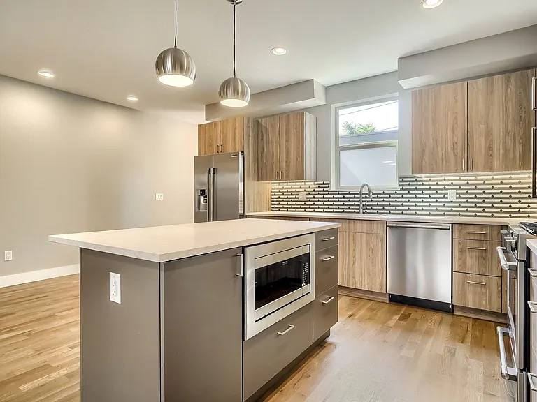 718 W 1st Ave — Photo 12