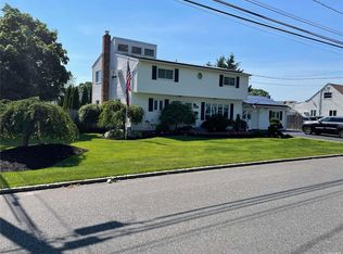 88 Cayuga Ave, Deer Park, NY 11729