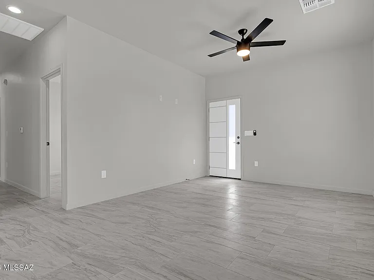 402 W Columbia St — Photo 17