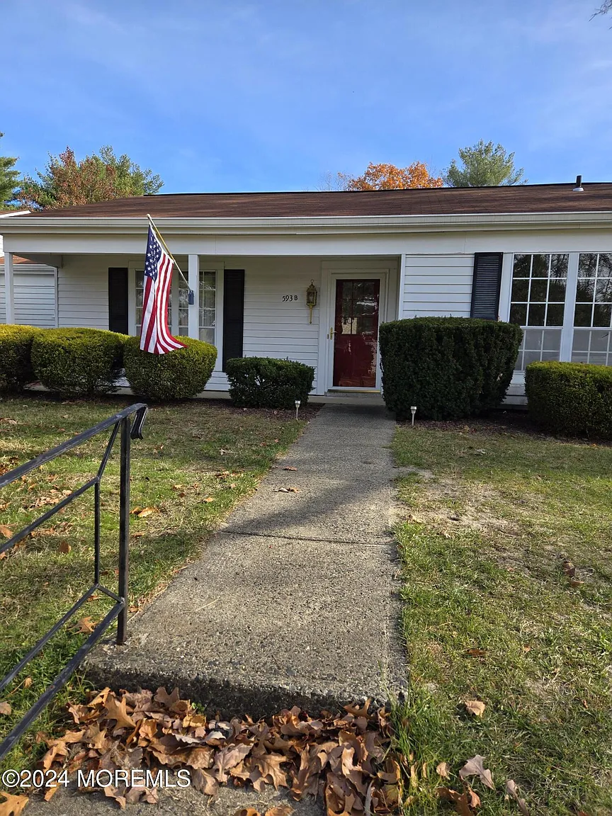 593B Burtons Court photo 1