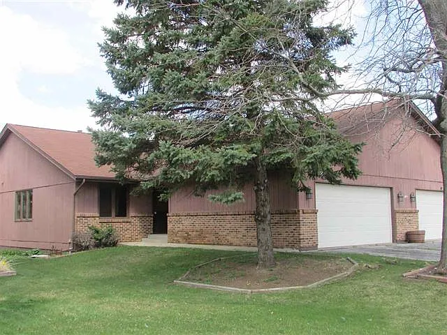 612 Queens Ct — Photo 1