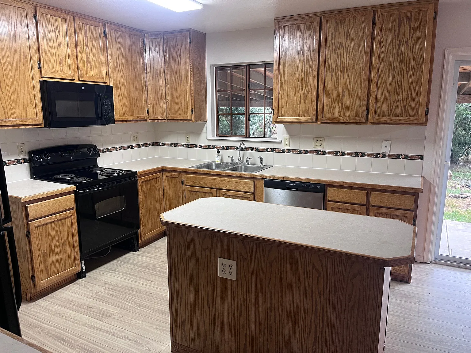 3 bed, 1808 sqft, $2,385 — Photo 4
