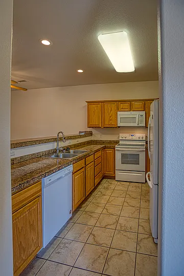 577 Willoughby St — Photo 10