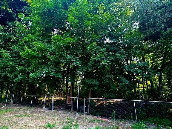 4th image of 25 Walnut Dr