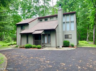421 Maple Ridge Dr, Lords Valley, PA 18428
