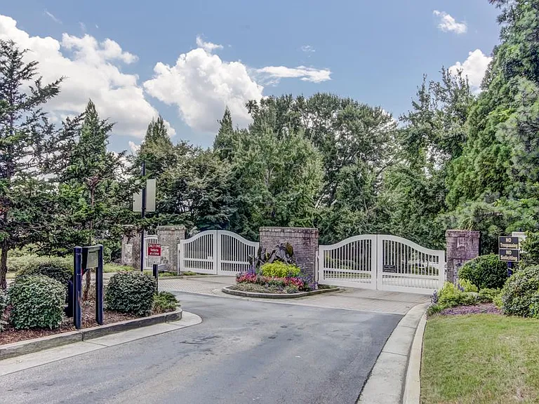 2027 Cobblestone Cir NE — Photo 40