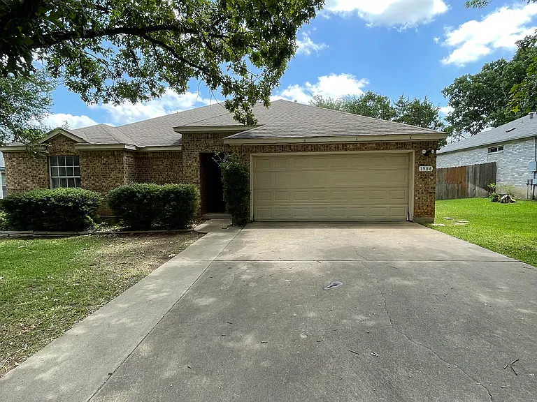 1904 Hollow Ridge Dr — Photo 1