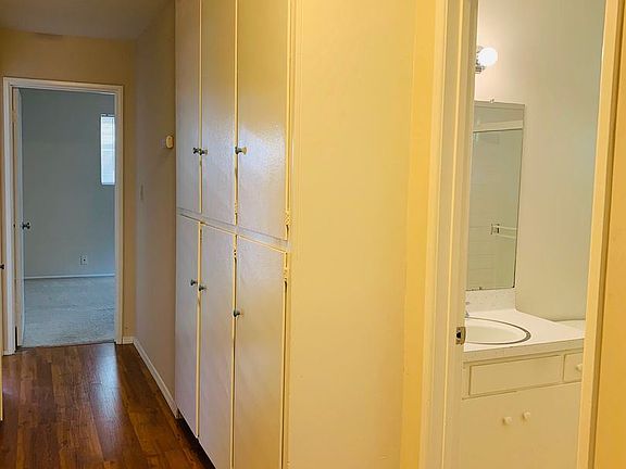 5th image of 870 Castlewood Dr APT 1