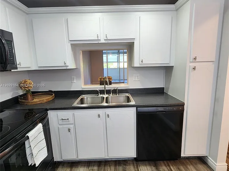 900 NE 12th Ave #406 — Photo 2