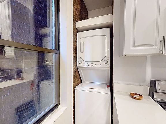 3rd image of 204 W 81st St APT 24