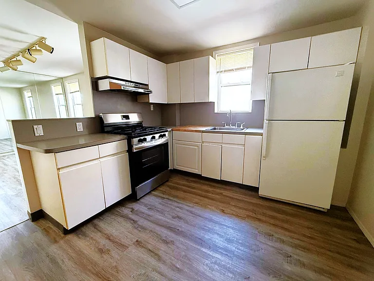 1722 Lurting Ave #2L — Photo 2
