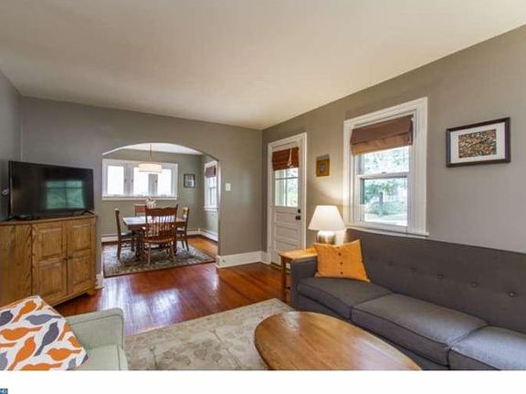 5th image of 1011 Larchmont Ave