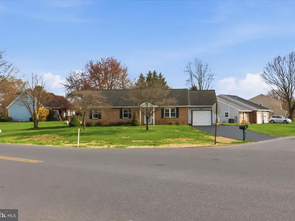 497 Crosswinds Dr, Lititz, PA 17543