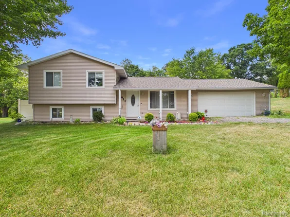 4411 Huckleberry Cir, Columbiaville, MI 48421