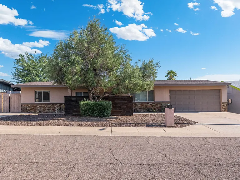 1231 E Diana Ave — Photo 1