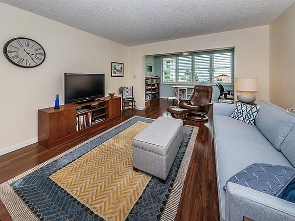 5th image of 622 Edgewater Dr Unit 325