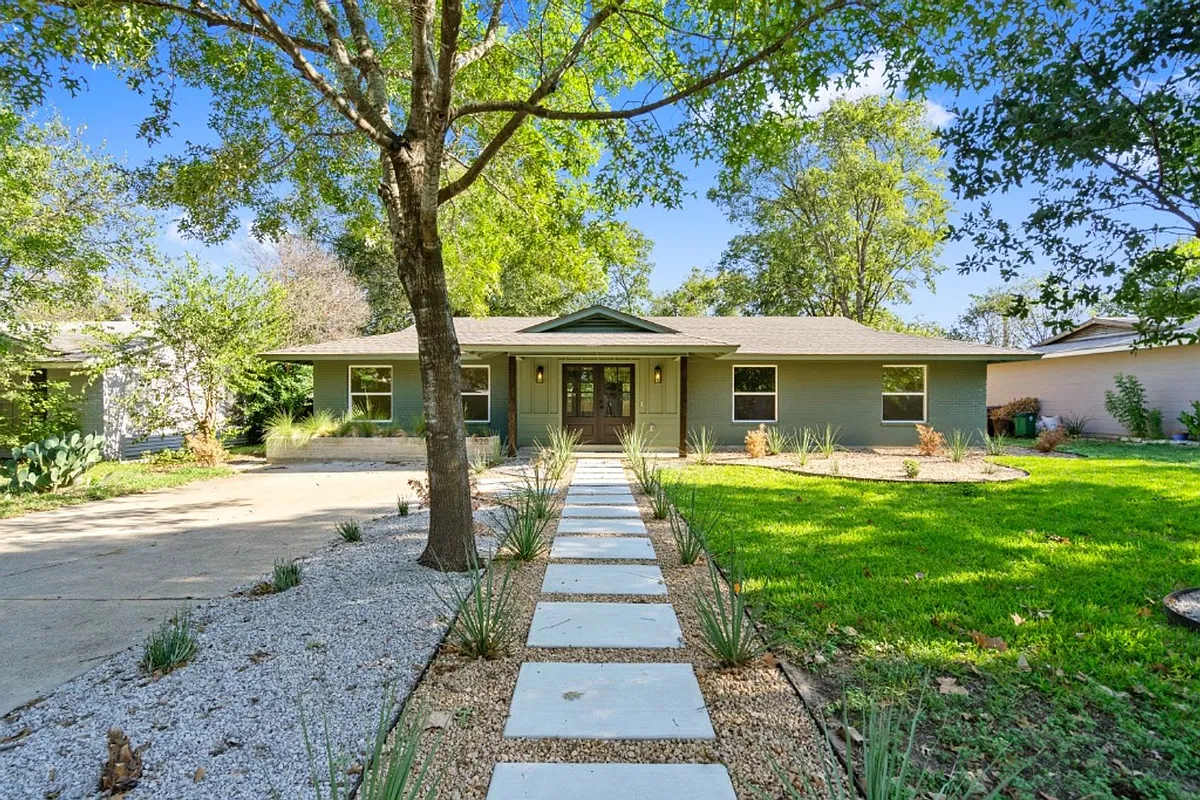 Building Photo - 1520 Villanova Dr