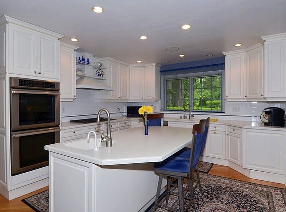 5th image of 7108 Applewood Dr