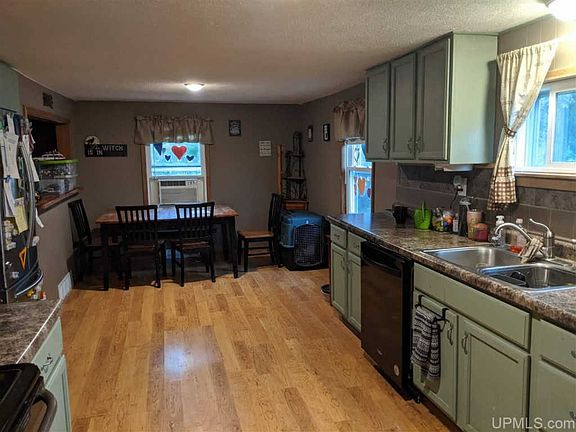 2nd image of 6 Horseshoe Lake Cir