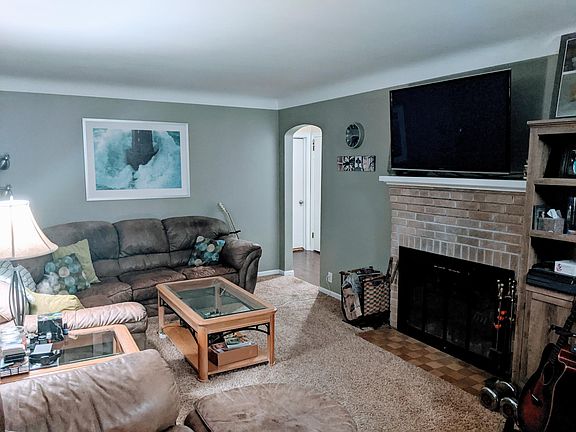 4th image of 694 S Shore Dr