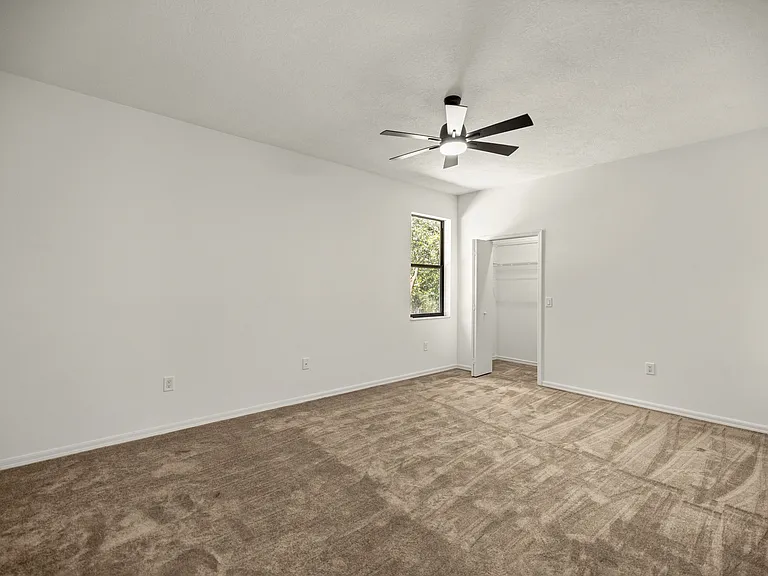 315 E Reehill St — Photo 22