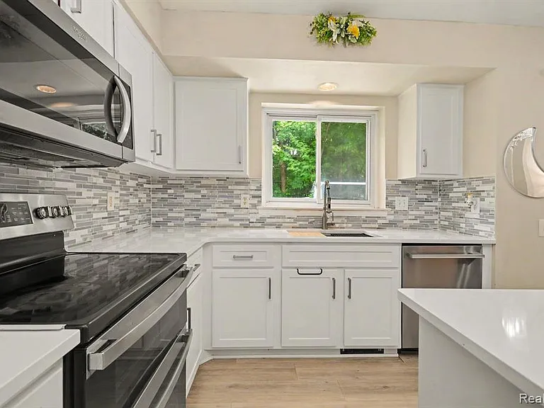 425 Thornridge Ct — Photo 6