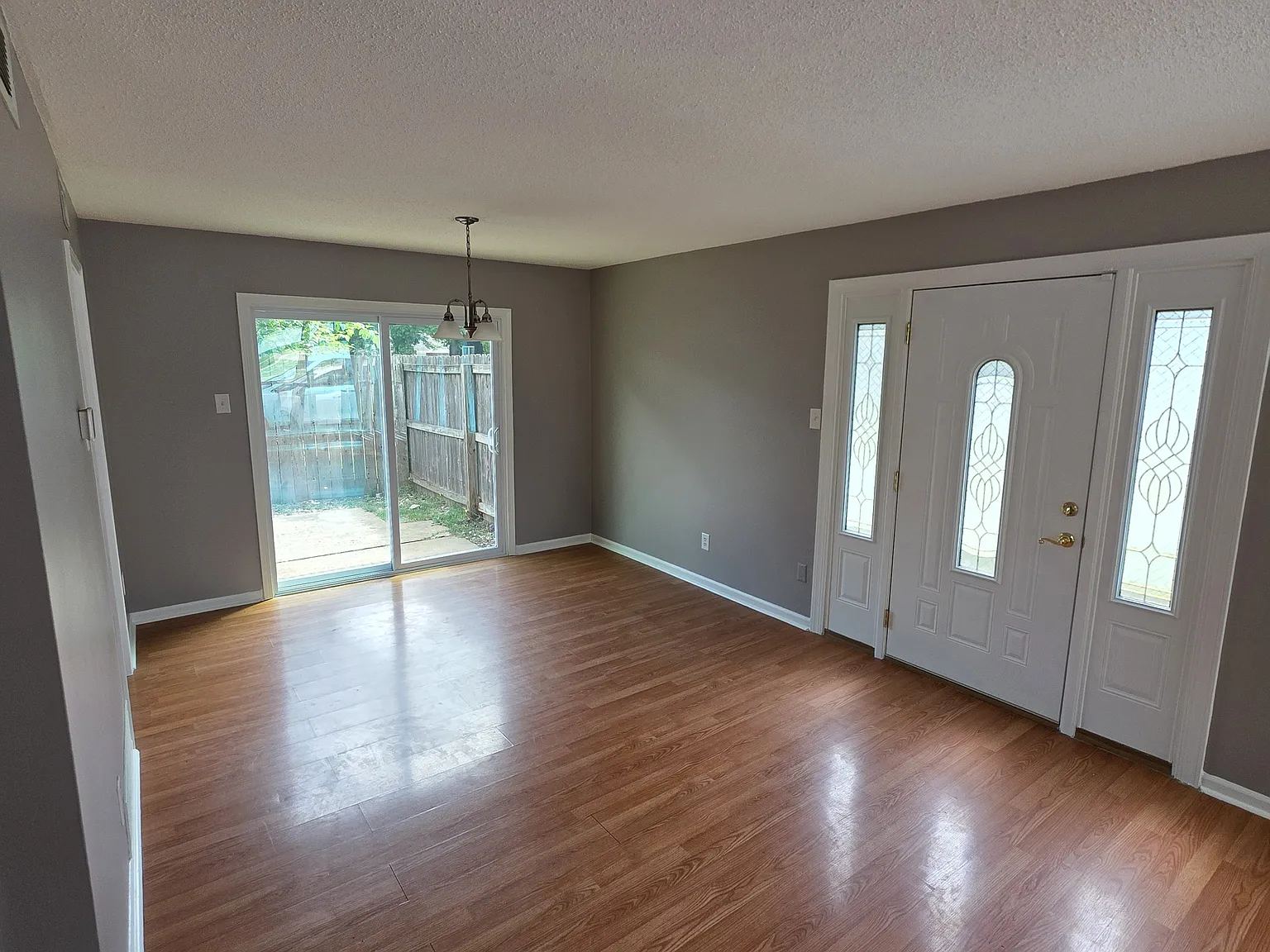 3 bed, 2.5 bath, 1800 sqft, $1,800 — Photo 2