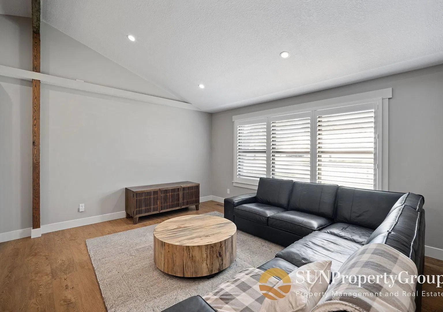 Beautiful Remodeled Home In Great Midvale Location — Photo 3
