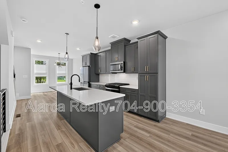 3 bed, 3.5 bath, 1810 sqft, $3,900 — Photo 3