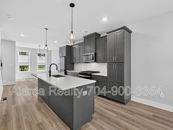 3rd image of 5018 Tiny Ln