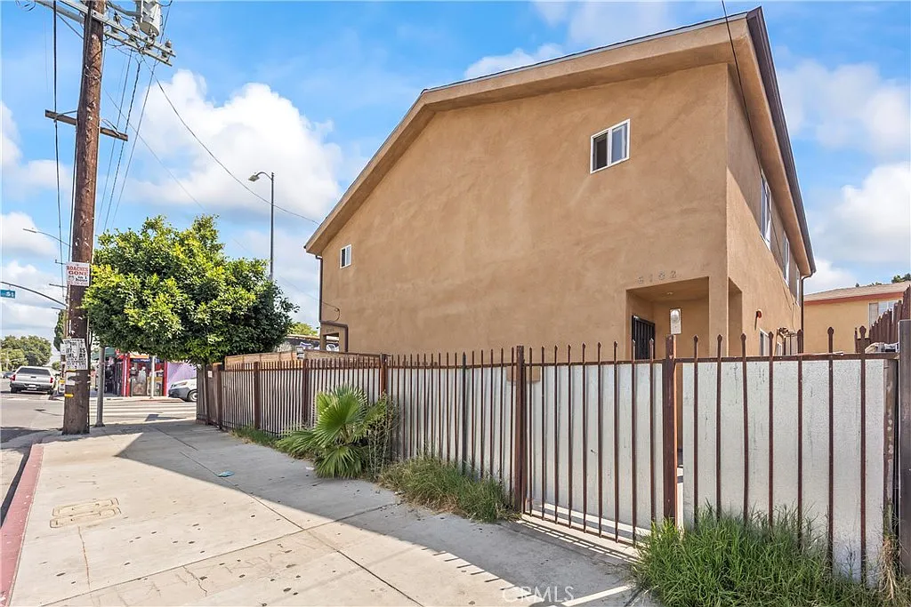 4 bed, 3.0 bath, 1460 sqft, $3,450 — Photo 4