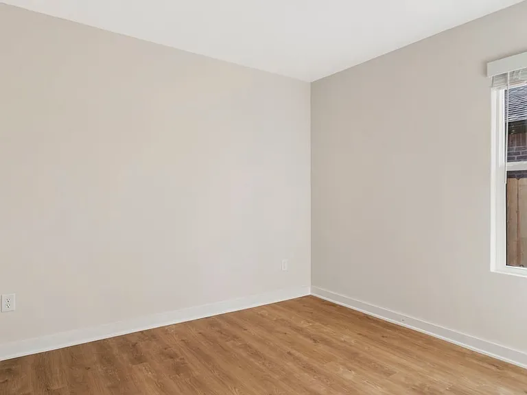 621 S Neon Ave — Photo 8