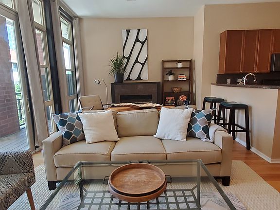 3rd image of 324 N Jefferson St APT 201