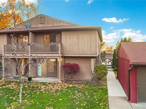 7593 Creekwood Dr #22A, North Royalton, OH 44133