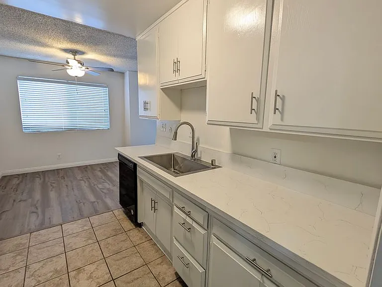Fountainebleu Apartments — Photo 12