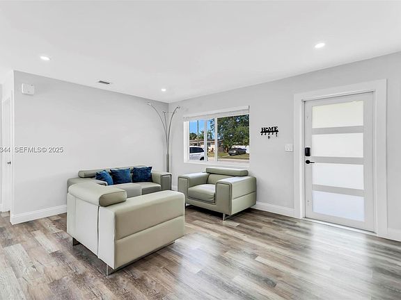 5th image of 330 N 70th Ave